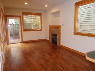 9155 23rd Ave, Seattle WA  98115-3368 exterior