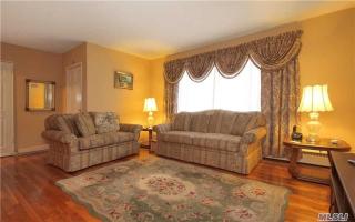 8809 Winchester Blvd, Jamaica NY  11427-2642 exterior