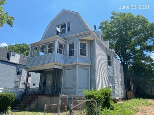 128 15th St, East Orange, NJ 07017-5237