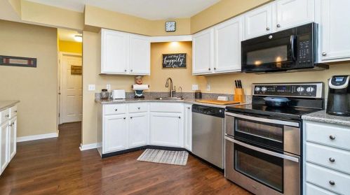 8041 Cross Creek Cir, Breinigsville PA  18031-1327 exterior