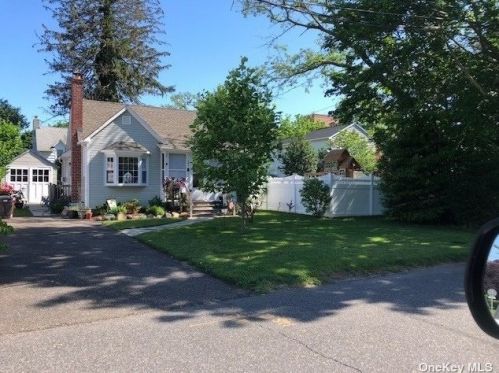 255 Bay 2nd St, West Islip, NY 11795-4833