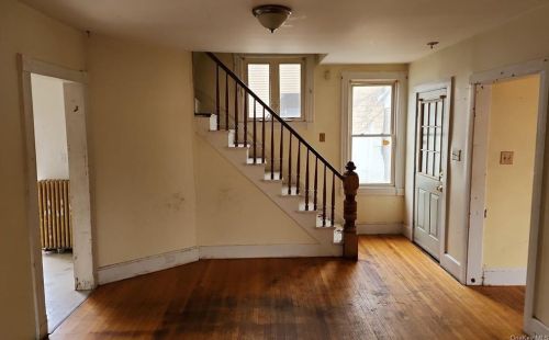 38 Crescent Pl, Middletown NY  10940-5627 exterior