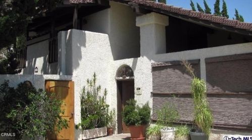 2817 Pinelawn Dr, Glendale, CA 91214-1349
