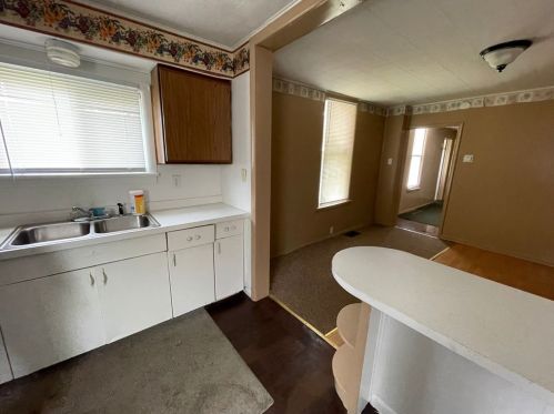 6 Morehead Ave, New Castle, PA 16102-1686
