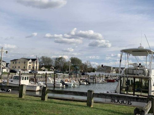 7 Green Ave, Babylon, NY 11702-4310