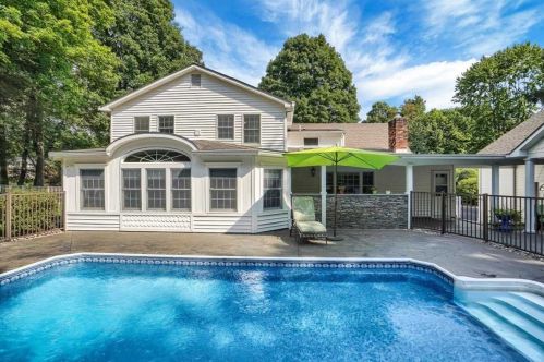 5 Carlson Ter, Fishkill NY  12524-3001 exterior