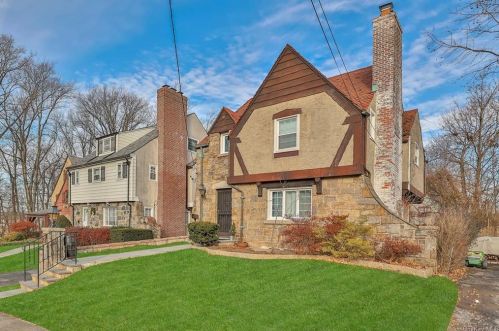 9 Brier Ln, New Rochelle, NY 10803-2615