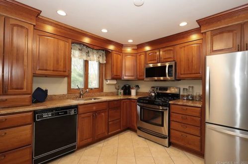 15 Benneville Rd, Milford CT  06461-2432 exterior