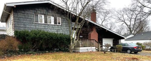 130 Hawkins Rd, South Setauket, NY 11720-1804