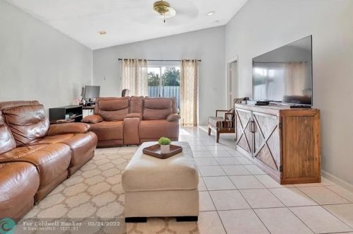 3017 179 Ave, Hollywood FL  33029-3054 exterior