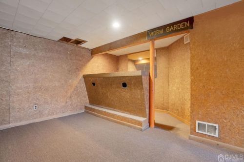 5 Ellwood Rd, East Brunswick NJ  08816-3001 exterior