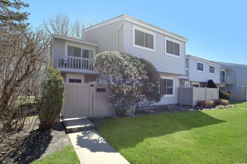 201 Springmeadow Dr, Holbrook, NY 11741-4106