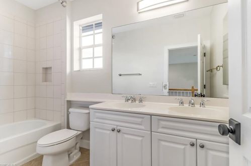 16200 Parque Ln, Naples FL  34110-2826 exterior