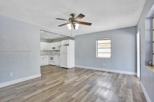 912 32nd St, Hialeah FL  33012-5040 exterior