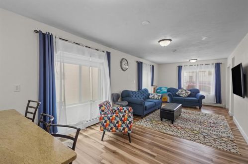 1736 Elmwood Ave, Warwick RI  02888-1104 exterior