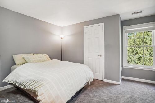 1502 Deer Point Way, Herndon VA  20194-1584 exterior