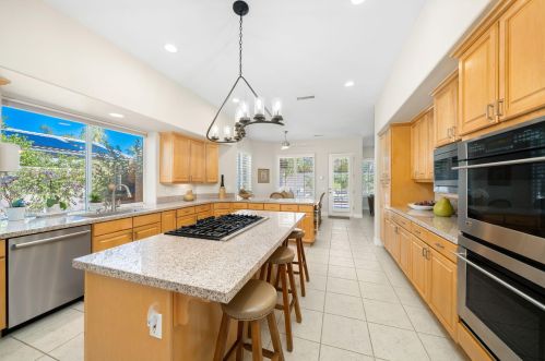 8 King Edward Ct, Rancho Mirage CA  92270-1621 exterior