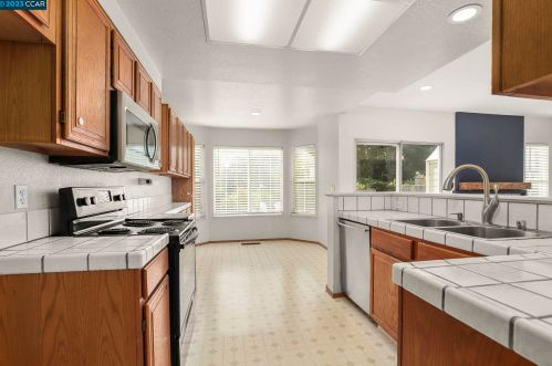 1021 Francisca Ct, Pinole, CA 94564-1753