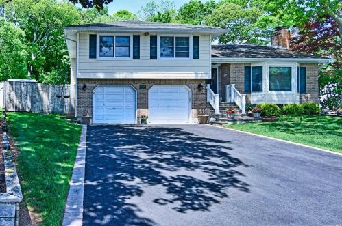 148 Lorraine Cir, West Sayville, NY 11796-1213