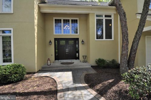 9111 Meadowcreek Ln, Lorton VA  22079-3238 exterior