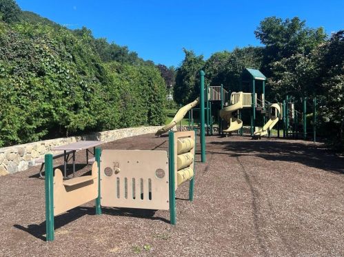 1 Bch Dr, Danbury CT  06812-3425 exterior