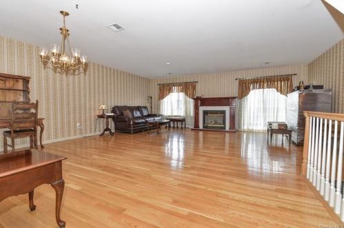 73 Jamie Ct, Airmont NY  10901-7016 exterior