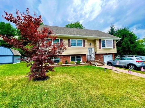 1 Parkside Dr, Airmont, NY 10901-7601