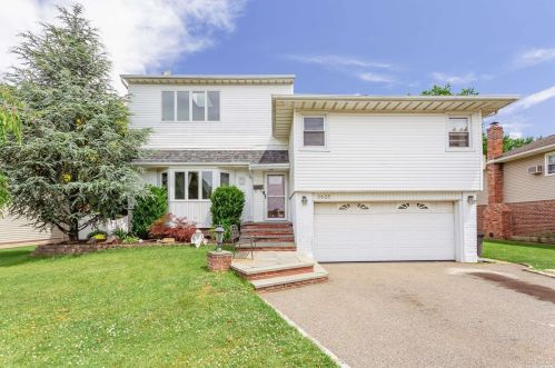 3625 Lynn Ln, North Wantagh, NY 11793-1420