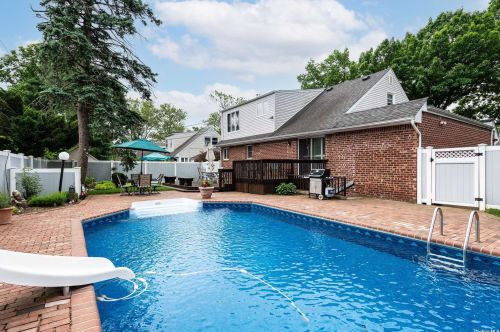 18 Reed Ln, Westbury NY  11590-1943 exterior