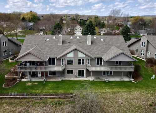 121 Deer Ridge Dr, West Bend, WI 53095-5327