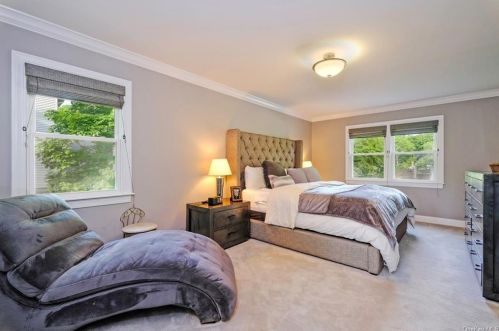 9 Charles Ln, Rye Brook NY  10573-1404 exterior