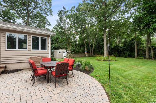 96 Vanderbilt Blvd, Oakdale NY  11769-2033 exterior