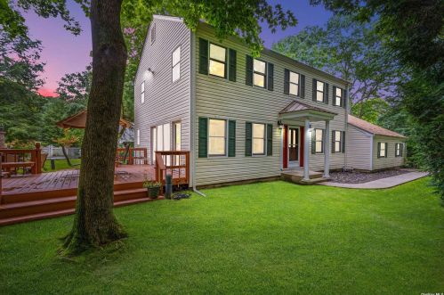 535 Old Country Rd, Huntington Station, NY 11746-4739
