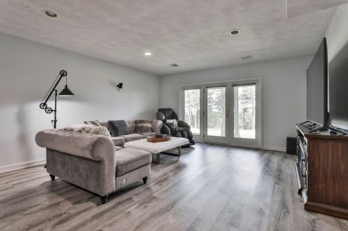 33 Hawthorne Vlg Rd, Nashua NH 03062-2274 exterior