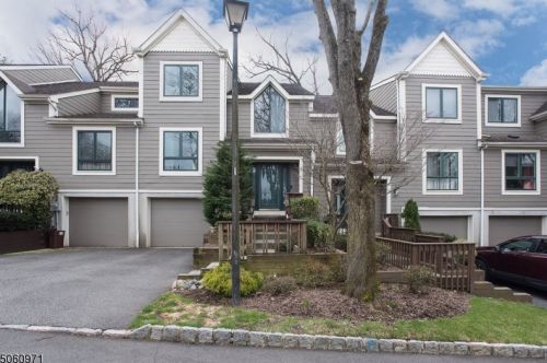 8 Mill Pond Rd, West Paterson, NJ 07424-2956