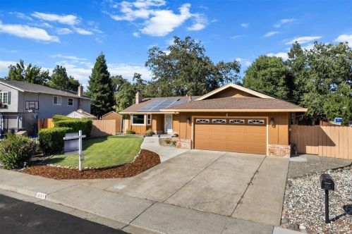 221 Alamo Dr, Vacaville CA  95688-2423 exterior