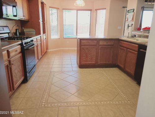 6172 Lyons Dr, Tucson, AZ 85747-5951