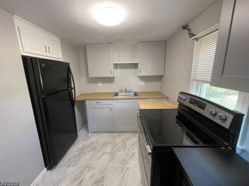 20 Oak Ridge Rd, Parsippany NJ  07054-3630 exterior