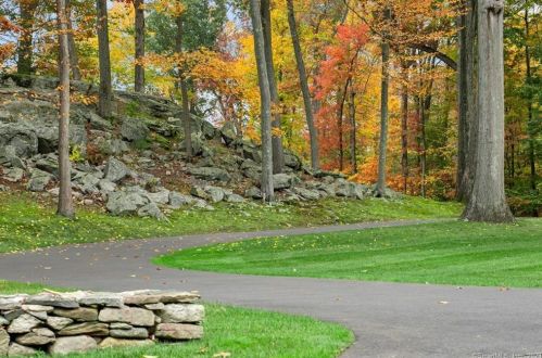 143 Parish Rd, New Canaan, CT 06840-4427