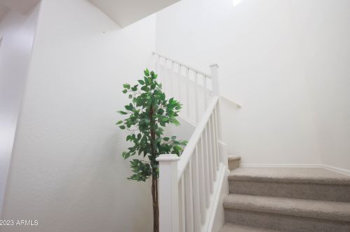 8958 State Ave, Glendale, AZ 85305-1623