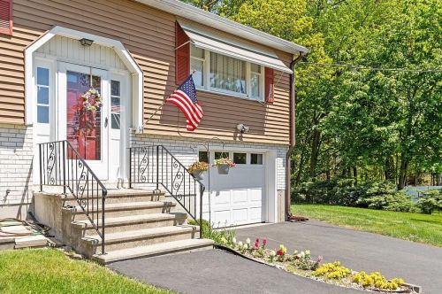 19 Crescent St, Salem, NH 03079-2205