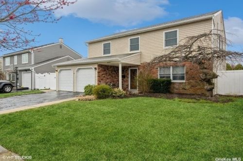 4000 Darby Ln, Seaford, NY 11783-3608