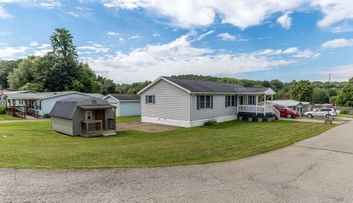 24 Hemlock Dr, Beaver Falls, PA 15010-9641