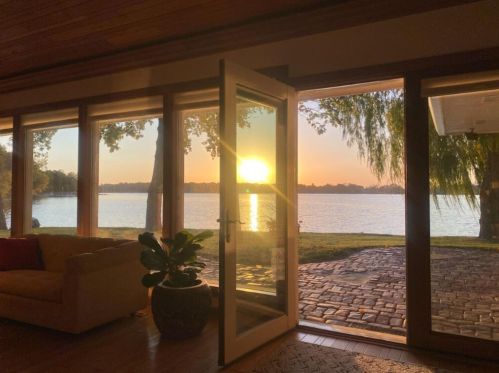 1503 Summit Ave, Oconomowoc, WI 53066-8631