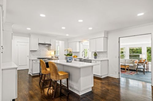 7705 Lake Dr, Milwaukee WI  53217-2910 exterior