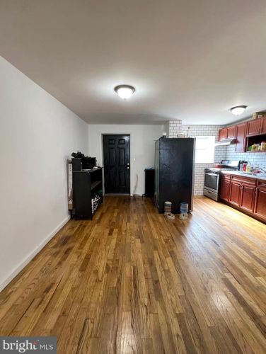 6810 Guyer Ave, Philadelphia PA 19142-2518 exterior