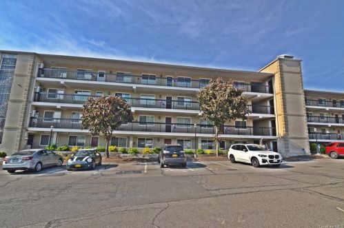 4 Marina Dr, Mahopac NY  10541-1611 exterior