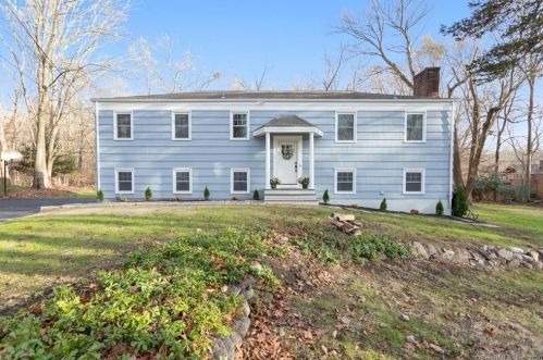 52 Settlers Trl, Stamford, CT 06903-2401