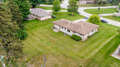 6685 Braeburn Ln, Milwaukee, WI 53209-3325