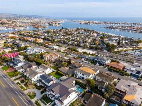920 Kings Rd, Newport Beach CA  92663-5718 exterior